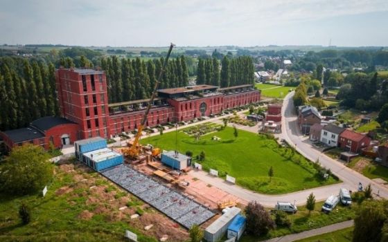 Eerste woonunits Chocoladefabriek Nerem in nauwelijks halve dag geïnstalleerd: “Huizen zijn al geschilderd en gepoetst”