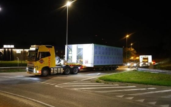 Hele week uitzonderlijke transporten met woonunits onderweg naar Chocoladefabriek