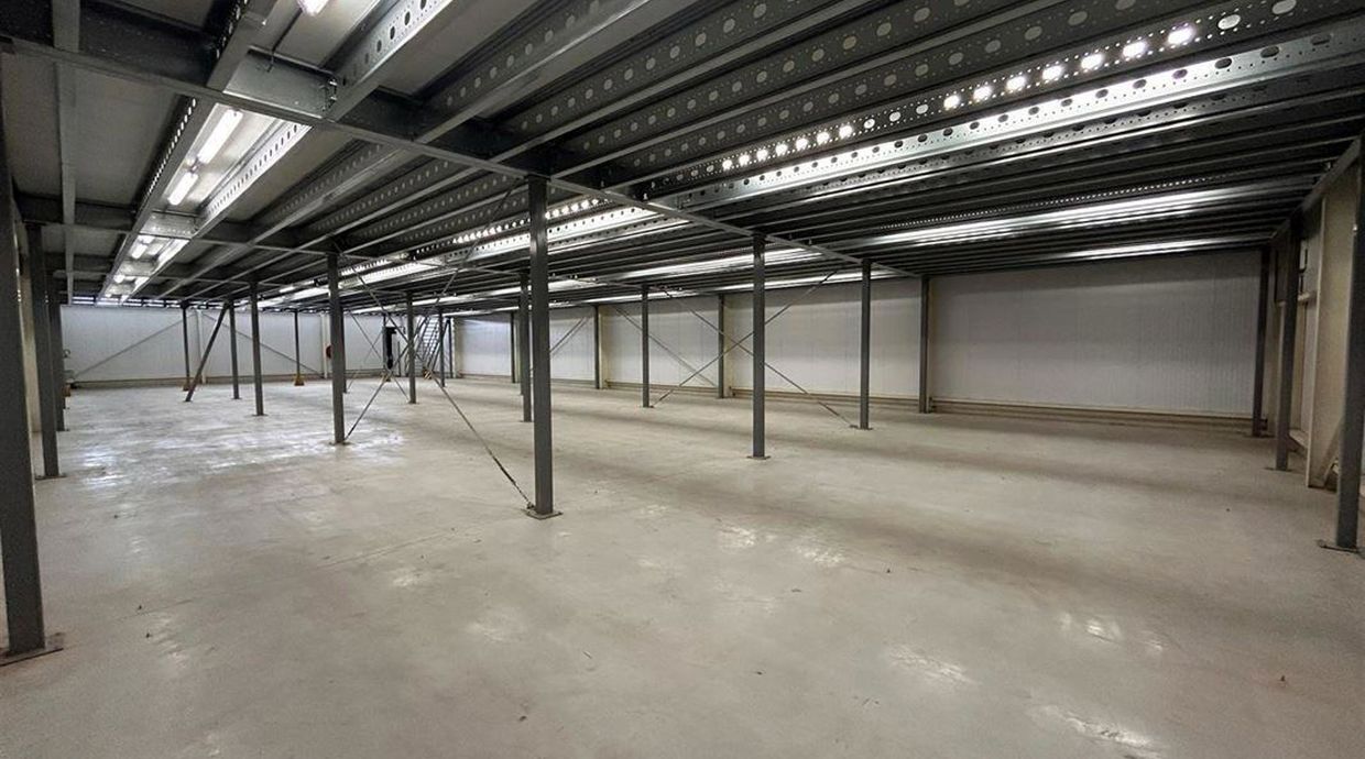 Bedrijfsgebouw te huur in Genk