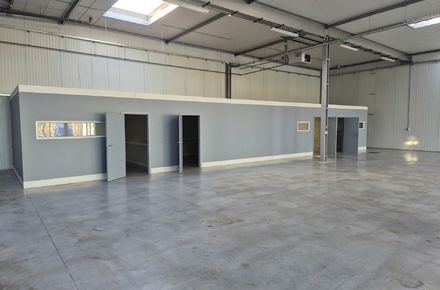 Industrieel gebouw te huur in As
