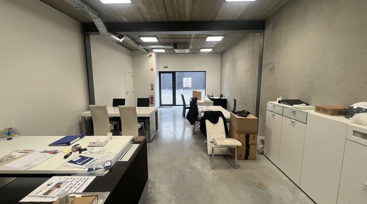 Industrieel gebouw te huur in Genk