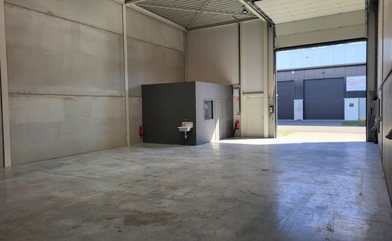 Industrieel gebouw te huur in Genk