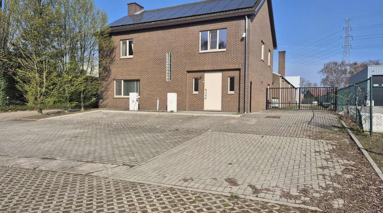 Industrieel gebouw te huur in Genk