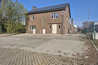 Industrieel gebouw te huur in Genk