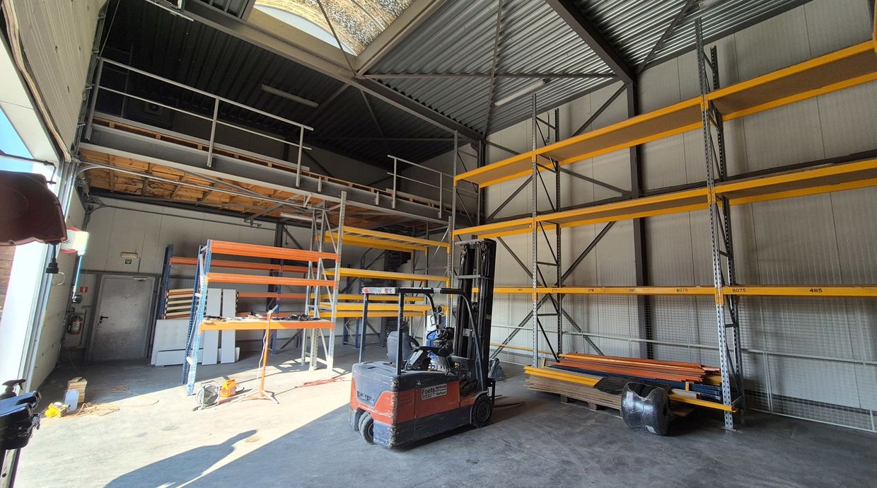Industrieel gebouw te huur in Genk