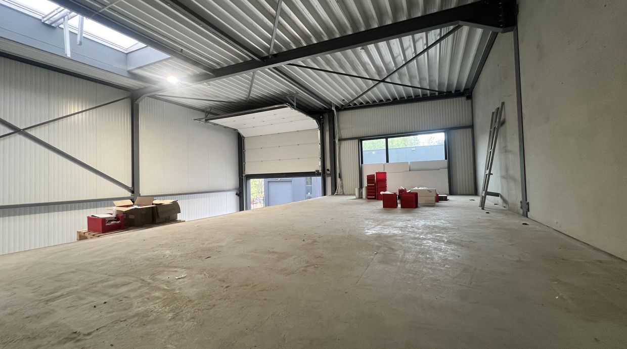 Industrieel gebouw te koop in Genk
