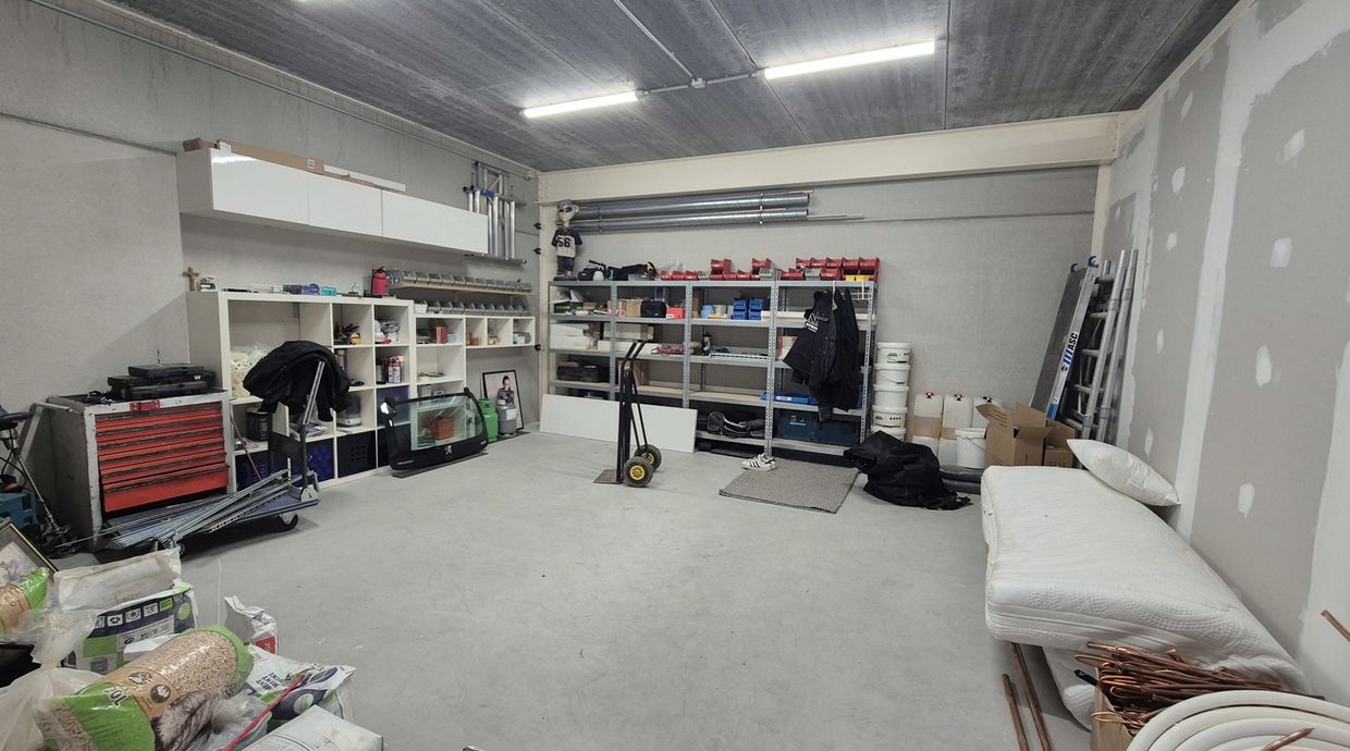 Industrieel gebouw te koop in Genk