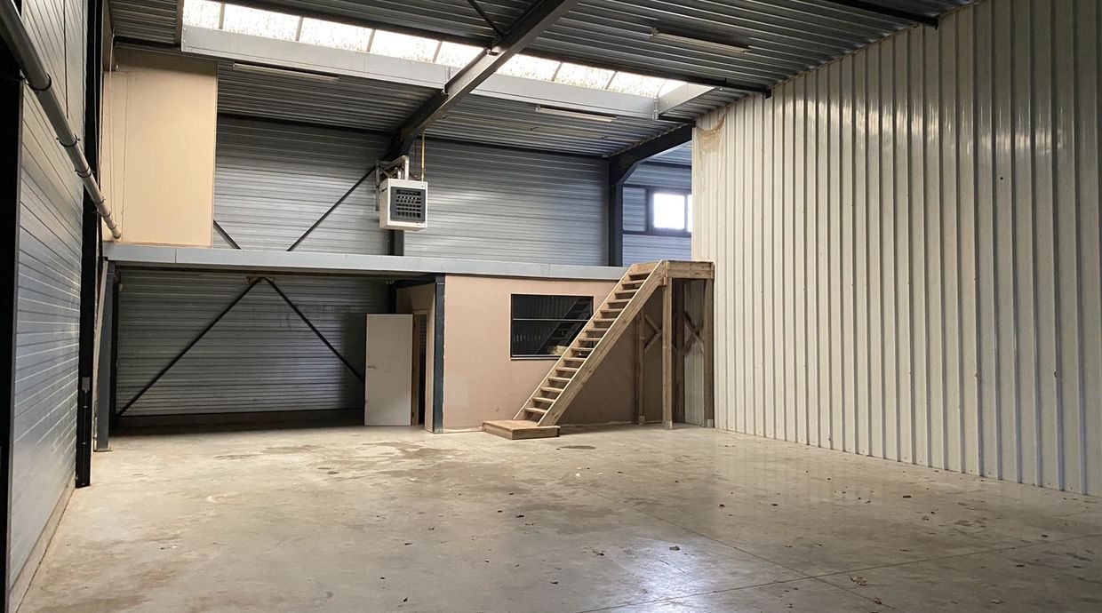 Industrieel gebouw te koop in Genk