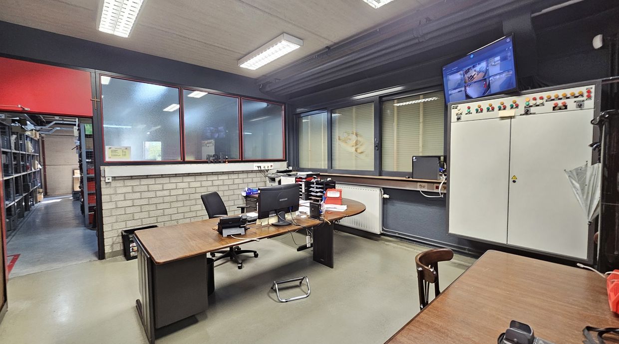 Industrieel gebouw te koop in Genk