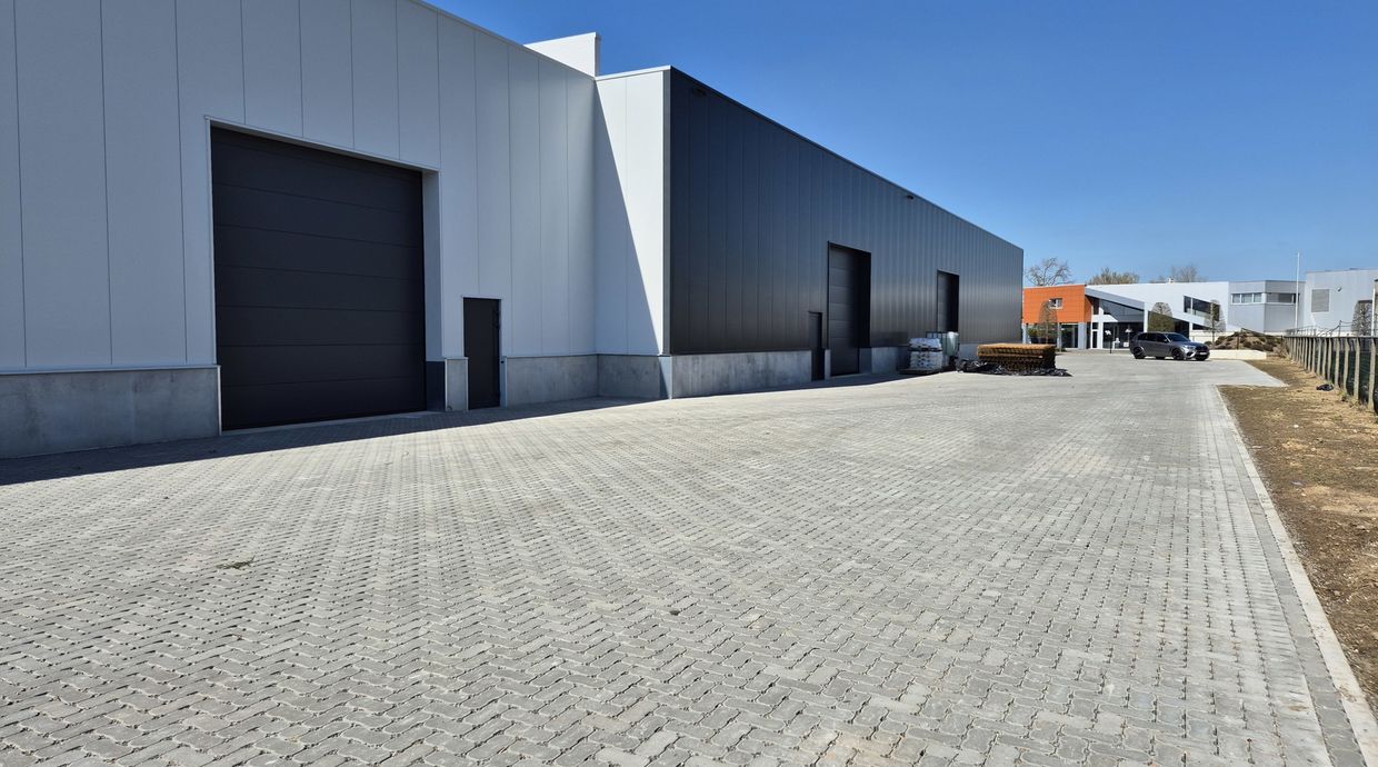 Industrieel gebouw te koop in Maaseik