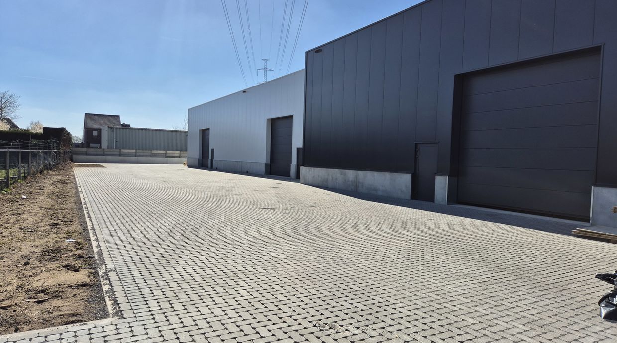 Industrieel gebouw te koop in Maaseik
