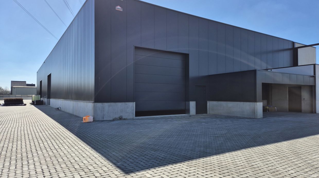 Industrieel gebouw te koop in Maaseik