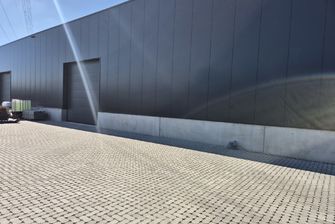Industrieel gebouw te koop in Maaseik