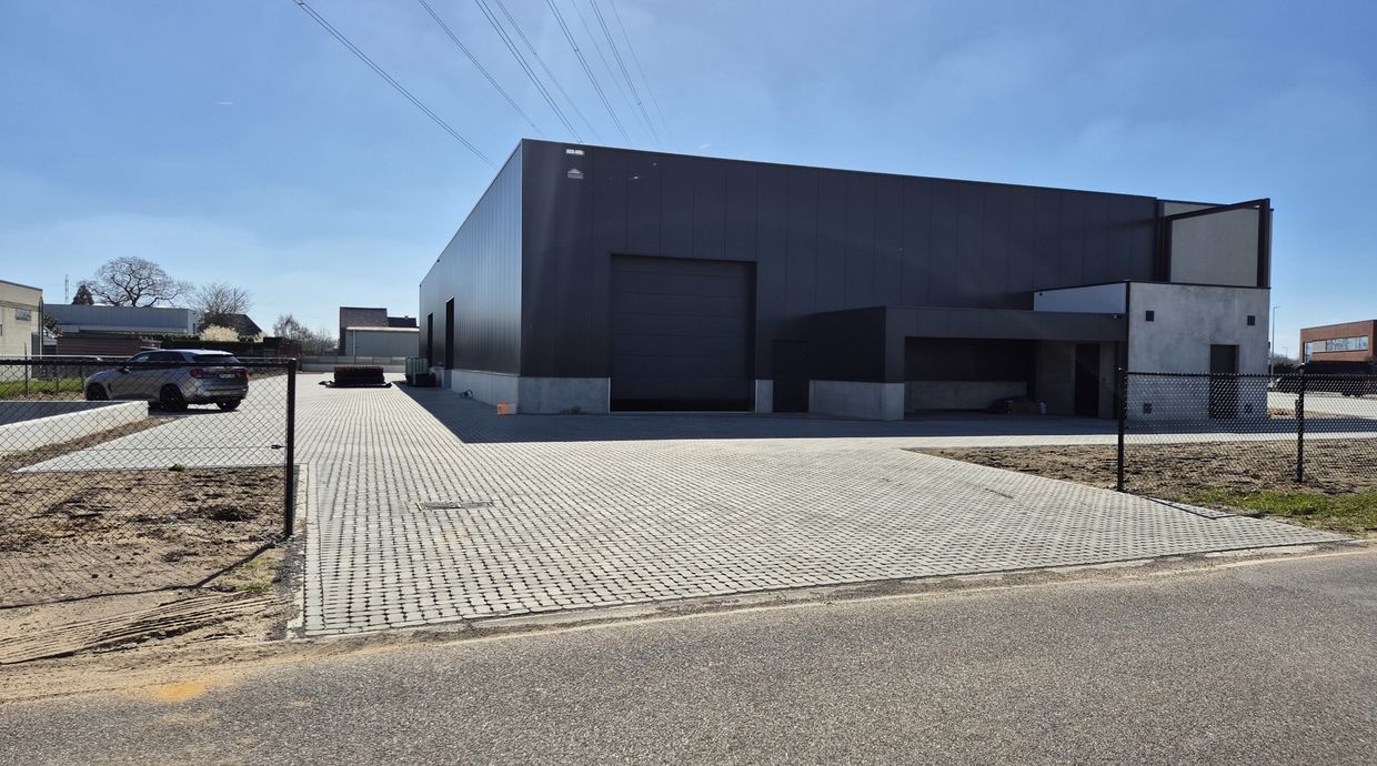 Industrieel gebouw te koop in Maaseik