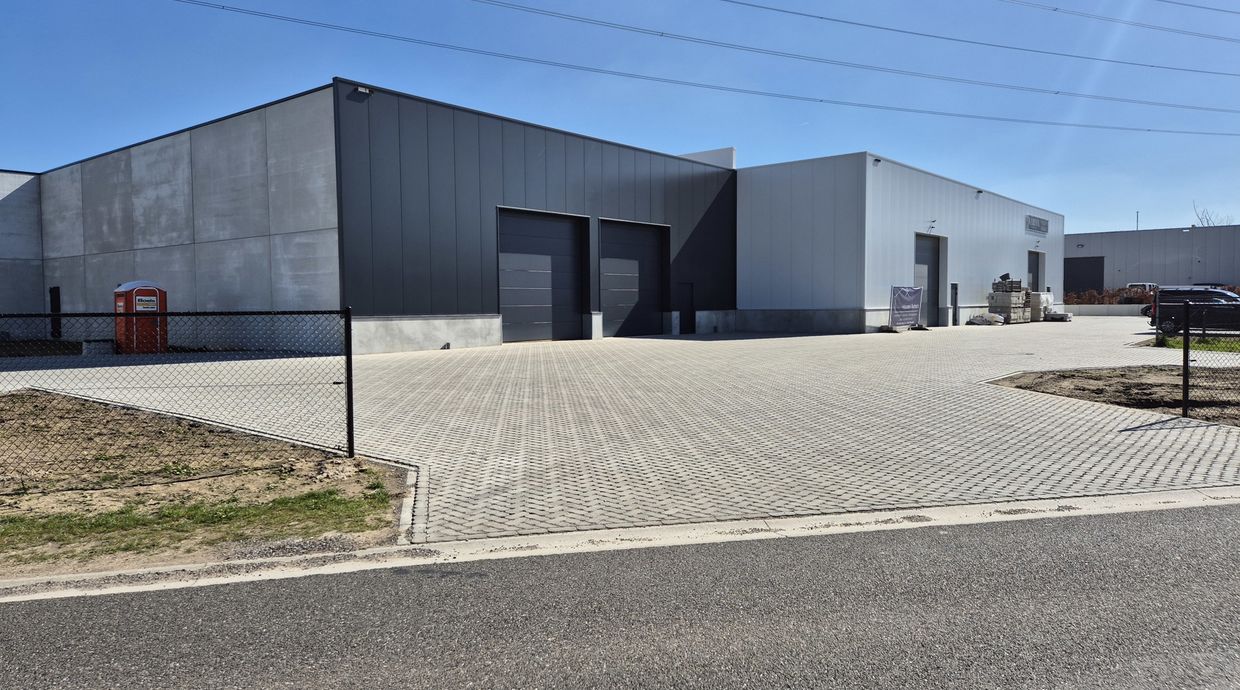 Industrieel gebouw te koop in Maaseik