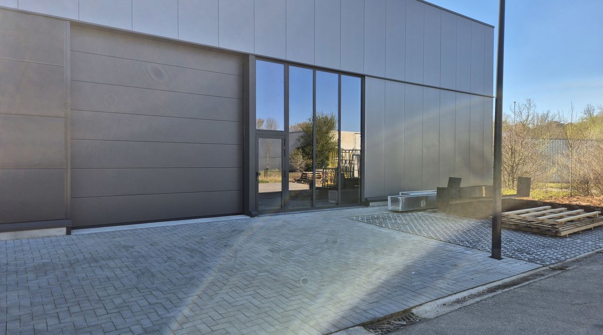 Industrieel gebouw te koop in Maaseik