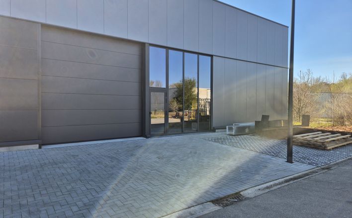 Industrieel gebouw te koop in Maaseik