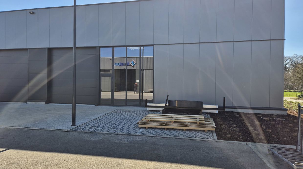 Industrieel gebouw te koop in Maaseik