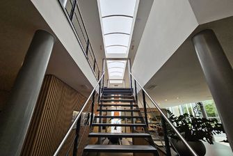 Kantoorgebouw te huur in Genk