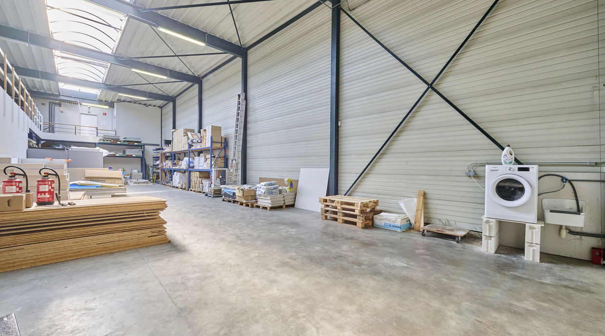 Kantoren & magazijn te koop in Beringen