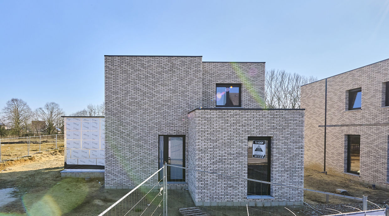 Verkaveling Neeroeteren met woningen en bouwgronden