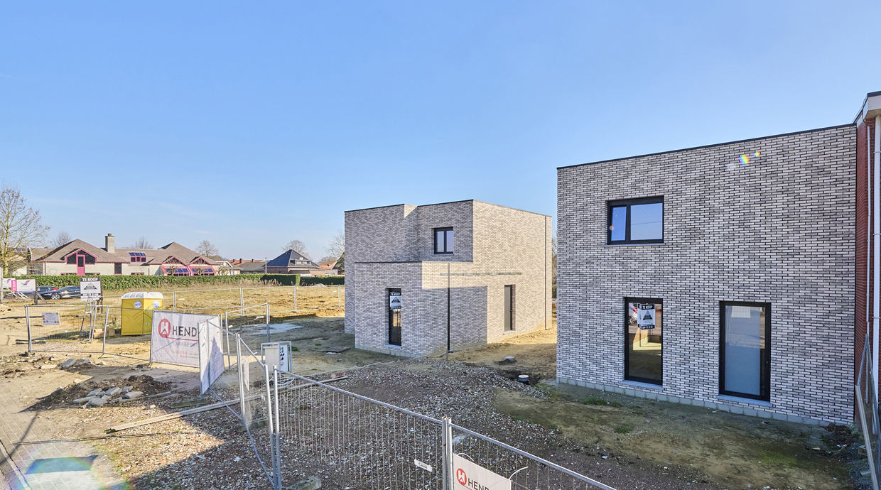 Verkaveling Neeroeteren met woningen en bouwgronden