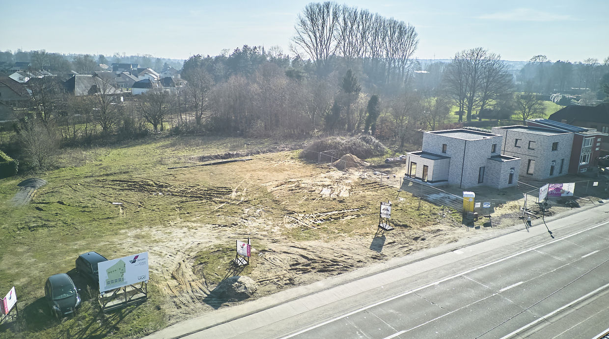 Verkaveling Neeroeteren met woningen en bouwgronden