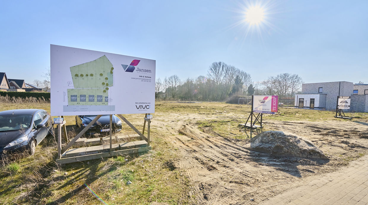 Verkaveling Neeroeteren met woningen en bouwgronden